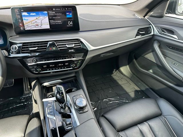2023 BMW 5 Series M550i xDrive — photo 16 of 32