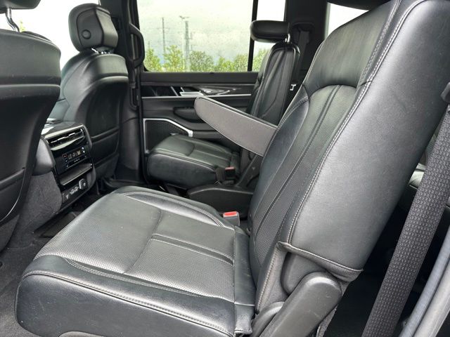 2022 Jeep Wagoneer Series III — photo 13 of 28