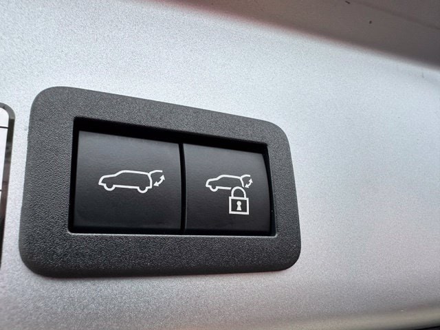 2023 Toyota Corolla Cross Hybrid XSE — photo 13 of 31