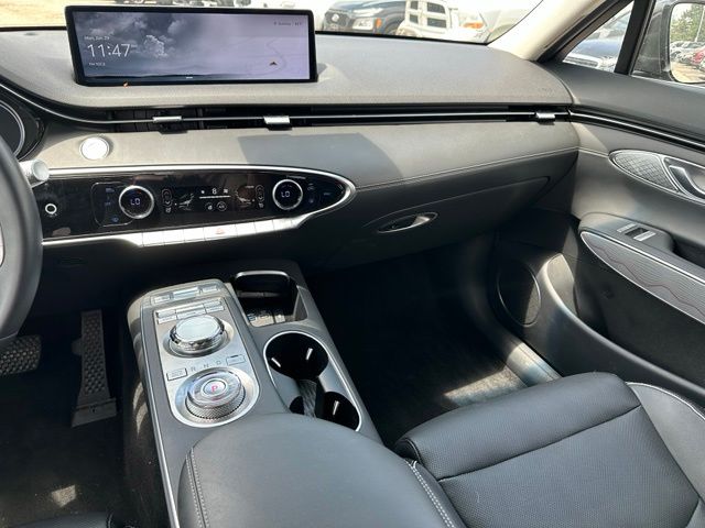 2025 Genesis GV70 2.5T — photo 18 of 34