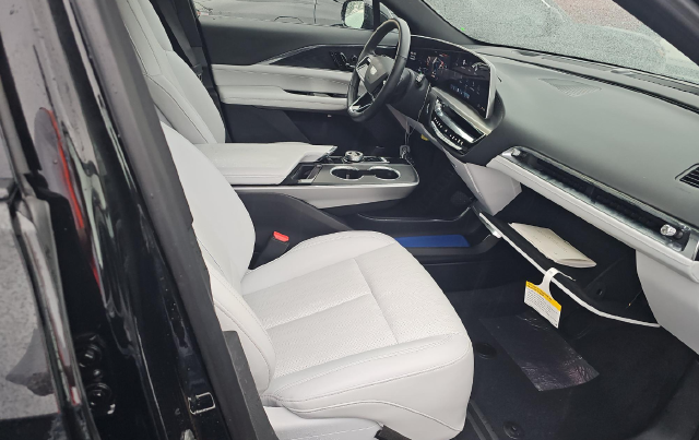 2024 Cadillac Lyriq Luxury — photo 6 of 10