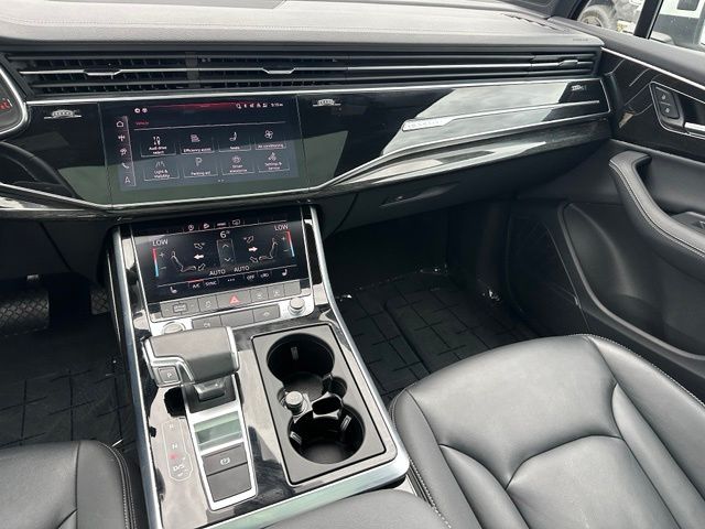 2025 Audi Q7 55 Premium Plus — photo 23 of 34