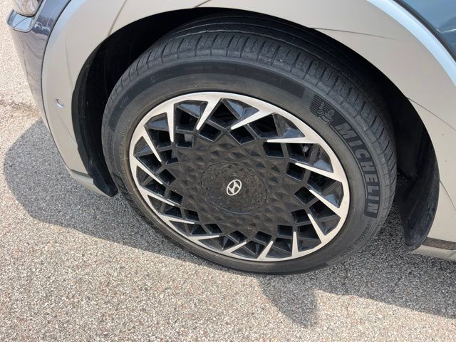 2023 Hyundai IONIQ 5 Limited — photo 8 of 35