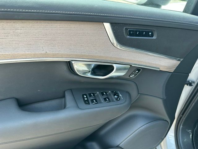 2025 Volvo XC90 B6 Plus 7-Seater — photo 22 of 49