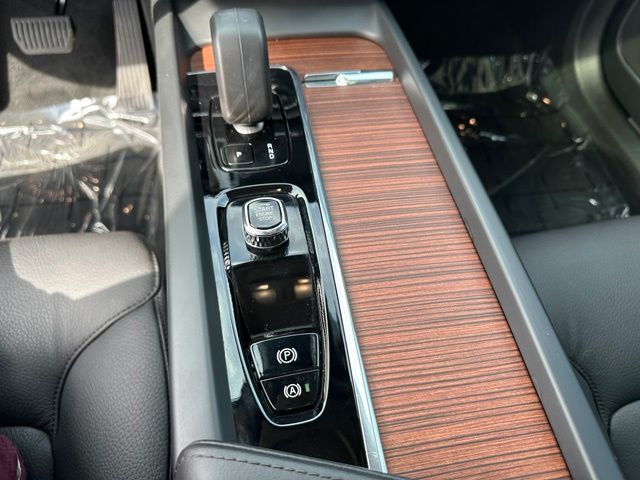 2024 Volvo XC60 B5 Plus Dark Theme — photo 23 of 29