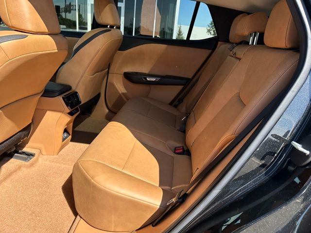 2023 LEXUS RZ 450e Premium — photo 16 of 32