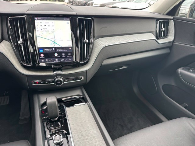 2025 Volvo XC60 B5 Plus — photo 20 of 31