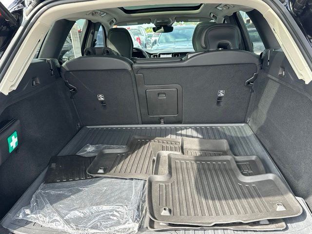 2024 Volvo XC60 B5 Plus Dark Theme — photo 12 of 29