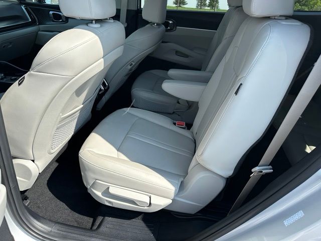 2025 Kia Sorento Plug-In Hybrid EX — photo 17 of 34
