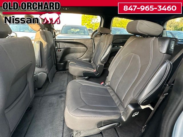 2024 Chrysler Pacifica Touring — photo 14 of 22