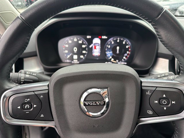 2021 Volvo XC40 Momentum — photo 27 of 28