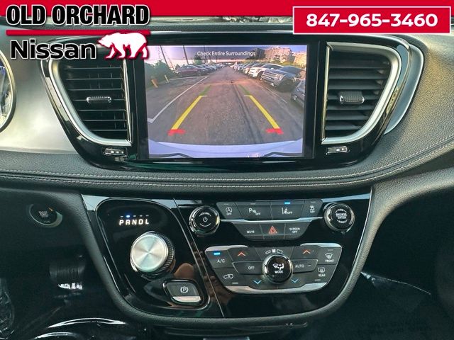 2024 Chrysler Pacifica Touring — photo 17 of 22
