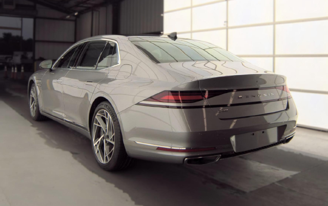 2023 Genesis G90 3.5T — photo 4 of 9