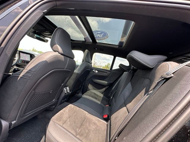 2023 Volvo XC40 Recharge Pure Electric Ultimate — photo 17 of 26