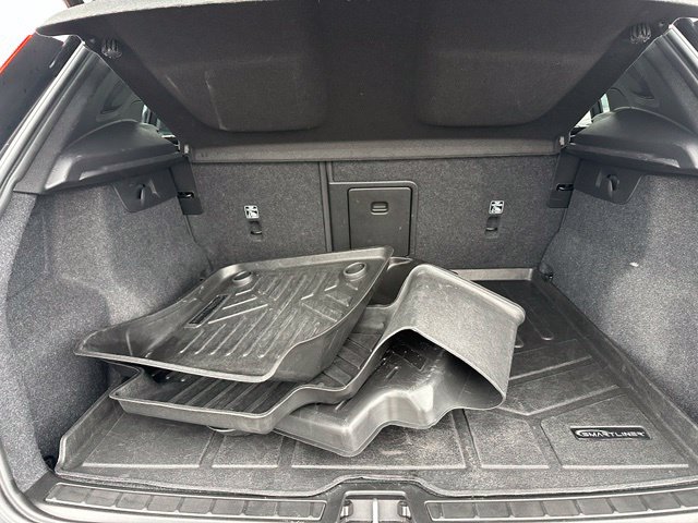 2021 Volvo XC40 Momentum — photo 11 of 28
