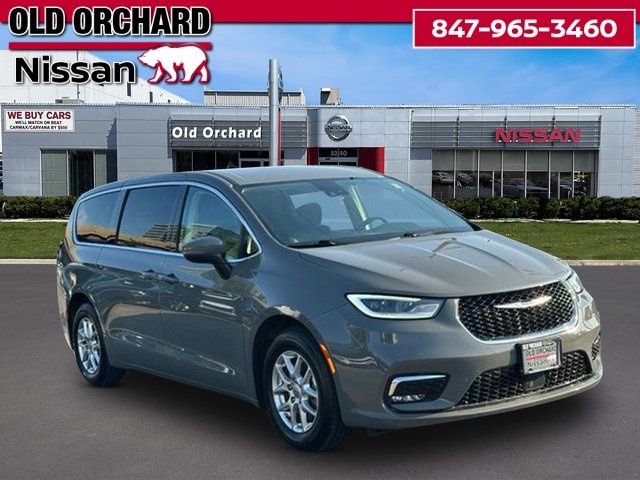 2023 Chrysler Pacifica Touring L — photo 3 of 20
