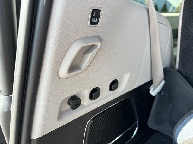 2022 Jeep Wagoneer Series III — photo 15 of 36