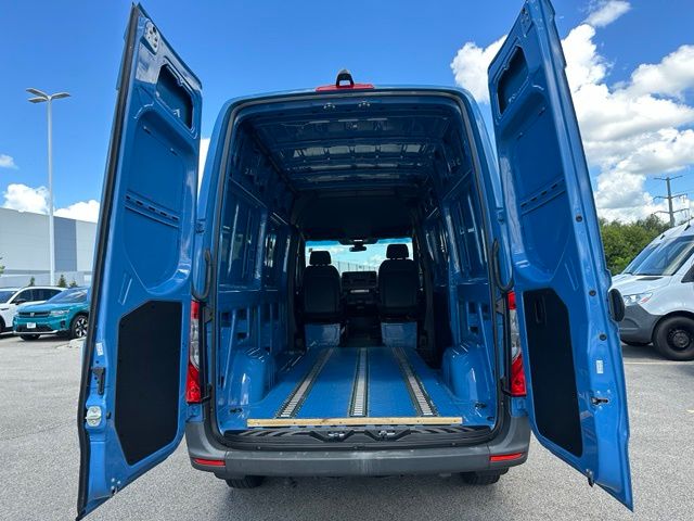 2024 Mercedes-Benz Sprinter 2500 Crew 144 WB — photo 13 of 23