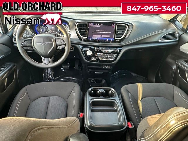 2024 Chrysler Pacifica Touring — photo 16 of 22