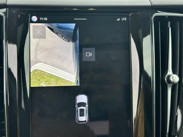 2025 Volvo XC60 B5 Plus — photo 28 of 32