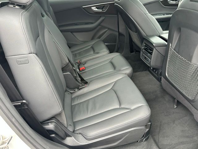 2025 Audi Q7 55 Premium Plus — photo 11 of 34