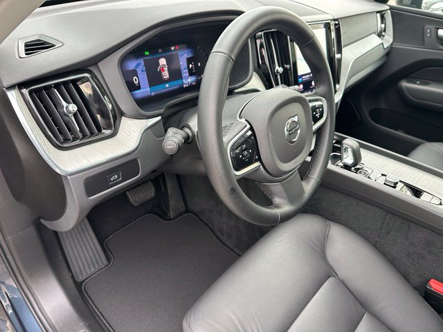 2025 Volvo XC60 B5 Plus — photo 23 of 31