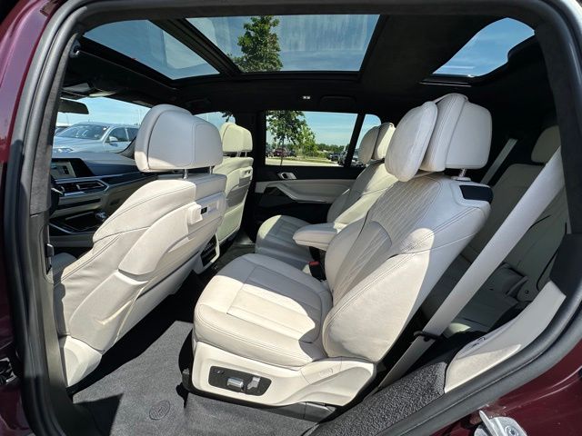 2021 BMW X7 M50i — photo 16 of 31