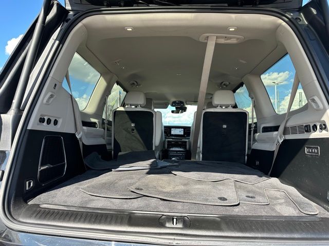 2022 Jeep Wagoneer Series III — photo 9 of 36