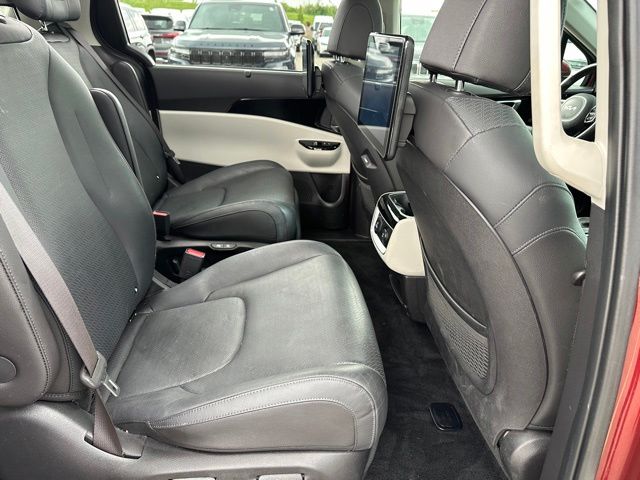 2023 Kia Carnival SX Prestige — photo 10 of 36