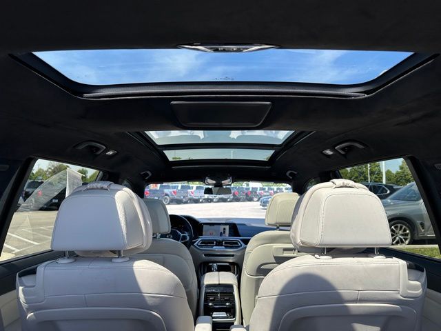2021 BMW X7 M50i — photo 10 of 31