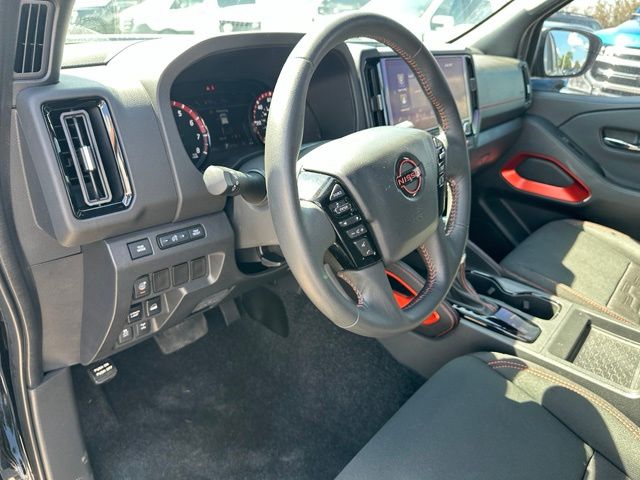 2025 Nissan Frontier PRO-4X — photo 19 of 43