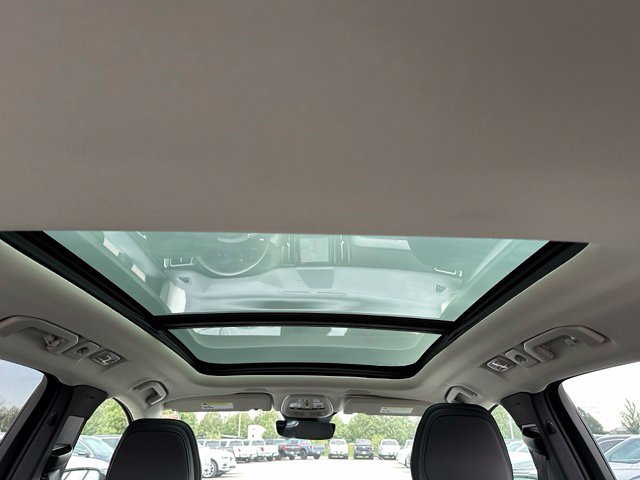 2025 Volvo XC60 B5 Plus — photo 13 of 31