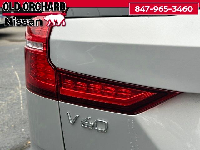 2025 Volvo V60 Cross Country B5 Plus — photo 9 of 22