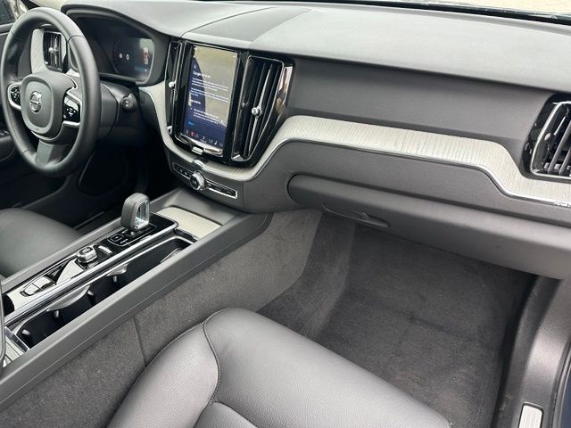 2025 Volvo XC60 B5 Plus — photo 12 of 32
