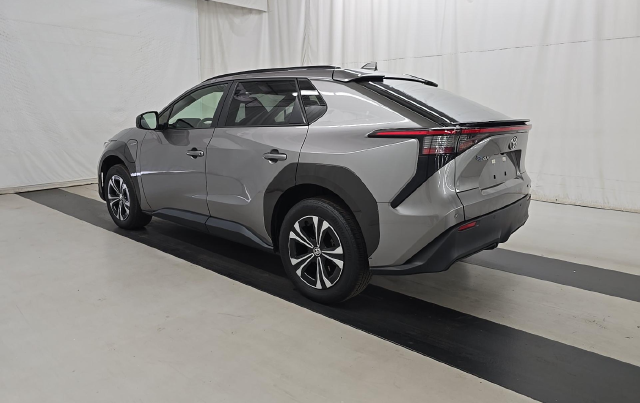 2023 Toyota bZ4X XLE — photo 4 of 10