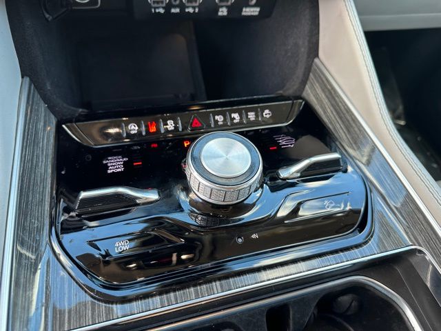 2022 Jeep Wagoneer Series III — photo 24 of 36