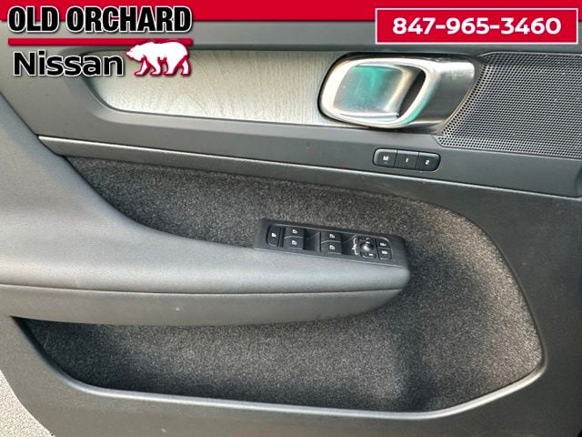 2025 Volvo XC40 B5 Plus Dark Theme — photo 9 of 22