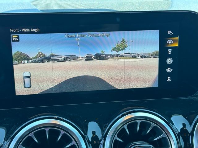 2022 Mercedes-Benz GLB GLB 35 AMG® — photo 28 of 34