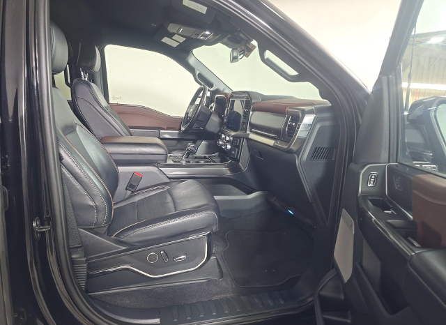 2023 Ford F-150 Lariat — photo 6 of 8