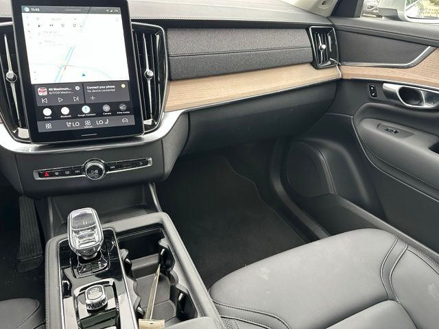 2025 Volvo XC90 B6 Plus 7-Seater — photo 41 of 49