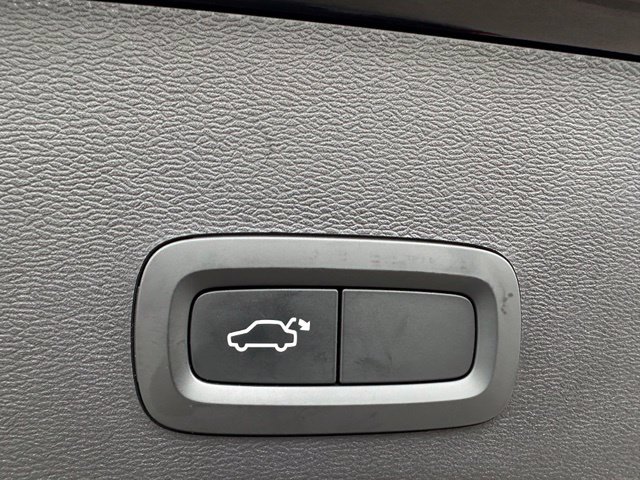 2021 Volvo XC40 Momentum — photo 12 of 28