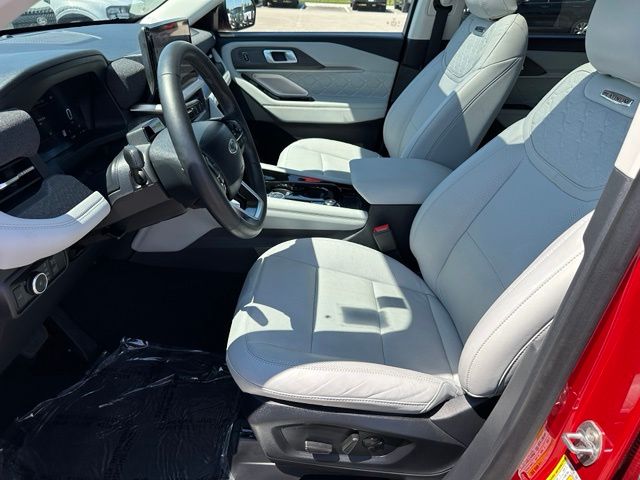 2025 Ford Explorer Platinum — photo 22 of 38