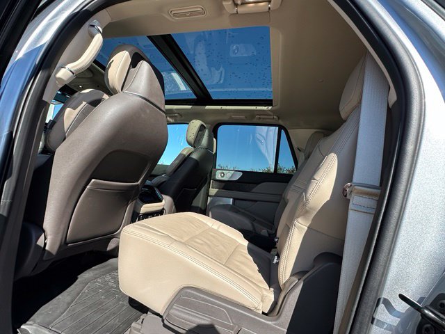 2023 Lincoln Navigator L Reserve — photo 16 of 37