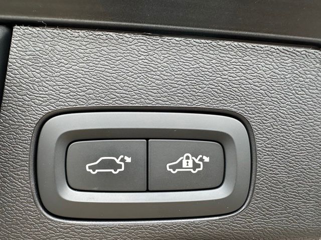 2025 Volvo XC60 B5 Plus — photo 11 of 32