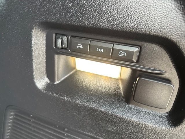 2023 Ford Explorer ST — photo 13 of 33