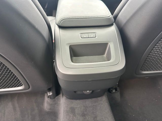 2025 Volvo XC60 B5 Plus — photo 17 of 32