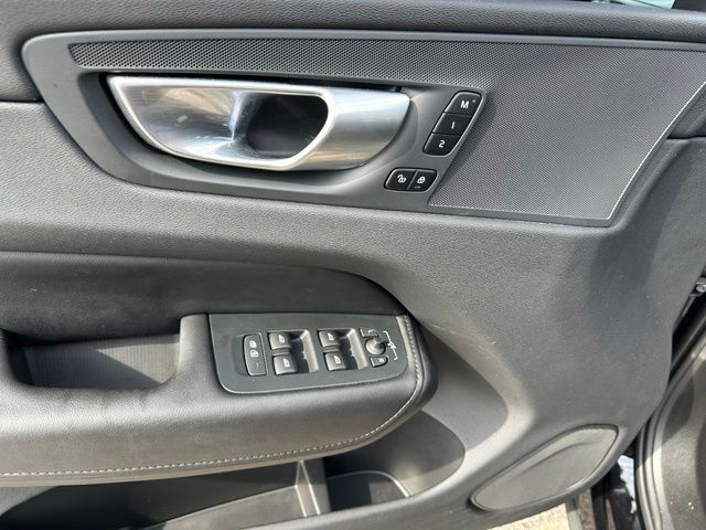 2024 Volvo XC60 B5 Plus Dark Theme — photo 22 of 29
