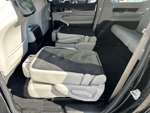 2022 Jeep Wagoneer Series III — photo 16 of 36