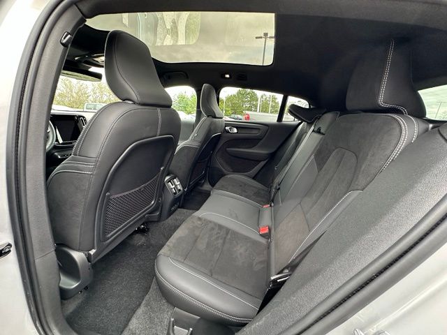 2023 Volvo C40 Recharge Pure Electric Ultimate — photo 16 of 34