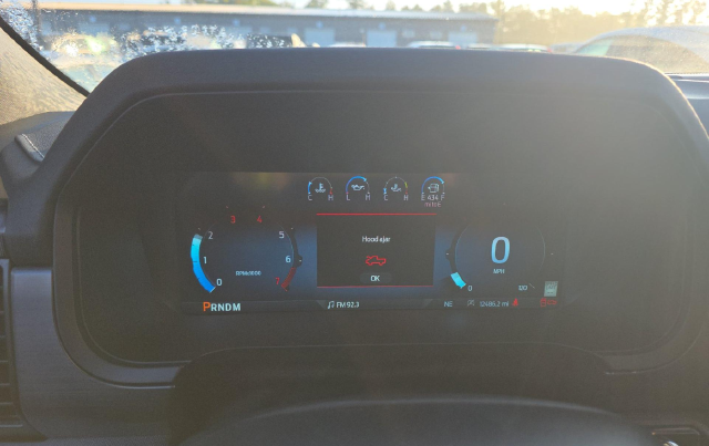 2025 Ford F-150 Lariat — photo 8 of 10